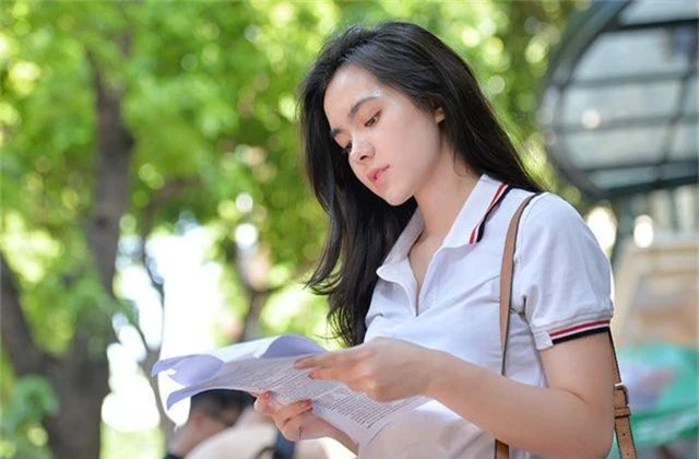Hot girl trường Trần Phú suýt ngất vì nắng nóng mùa thi - 1