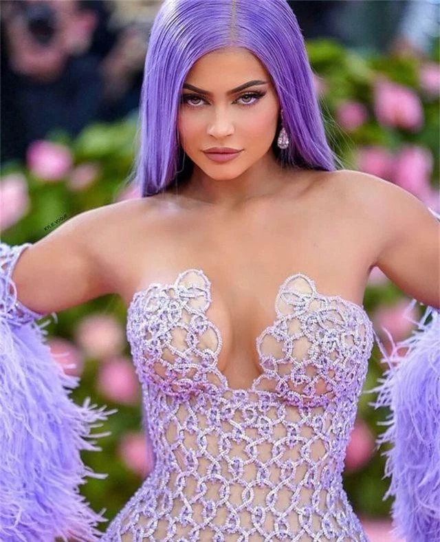 Kylie Jenner khác lạ khi không trang điểm - 4