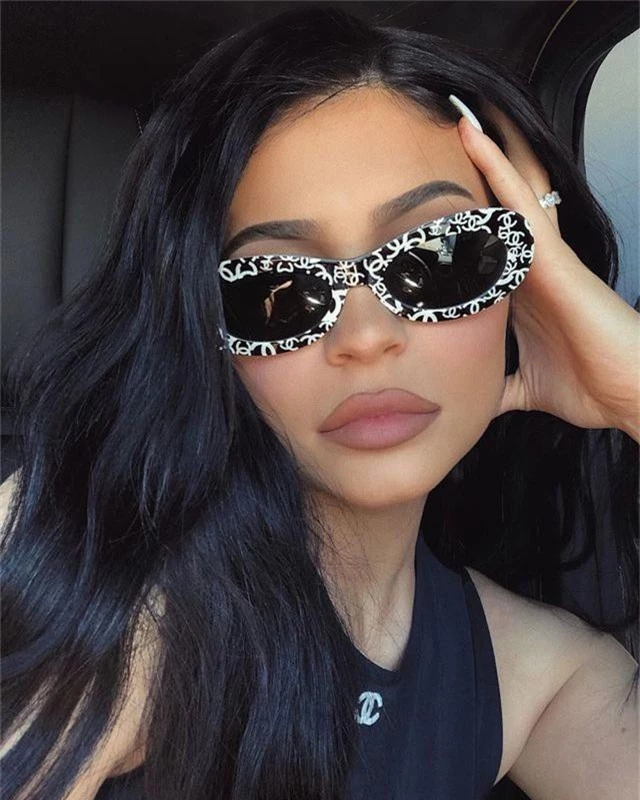 Kylie Jenner khác lạ khi không trang điểm - 5