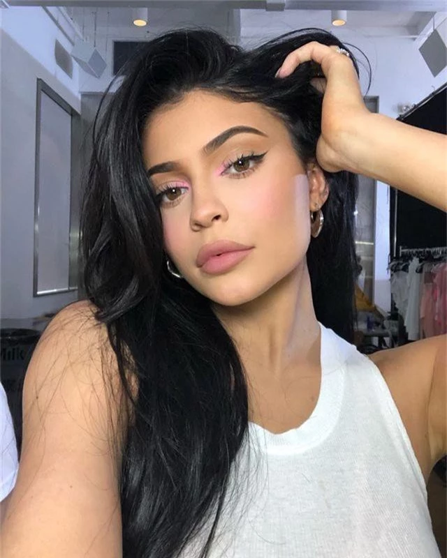 Kylie Jenner khác lạ khi không trang điểm - 6