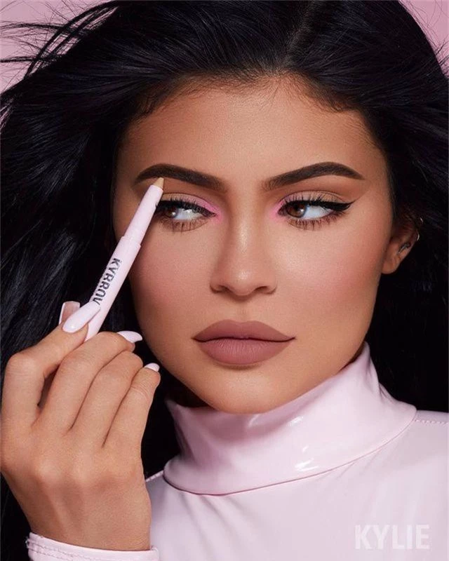 Kylie Jenner khác lạ khi không trang điểm - 7