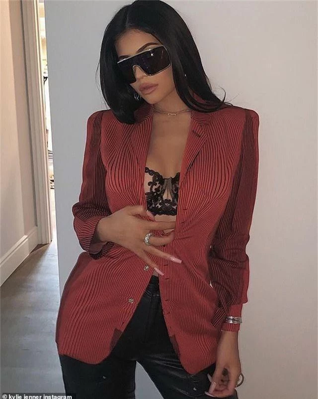 Kylie Jenner khác lạ khi không trang điểm - 9