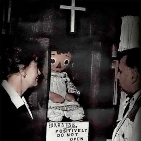 Cô chủ của Annabelle sau đó đã trao tặng lại con búp bê cho bảo tàng Occult tại Connecticut