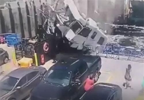 CLIP: Ôtô "từ trên trời rơi xuống", tài xế thiệt mạng