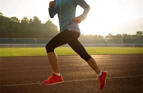 Tập thể dục buổi sáng hay buổi chiều tốt hơn?