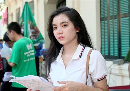 Hot girl trường Trần Phú suýt ngất vì nắng nóng mùa thi