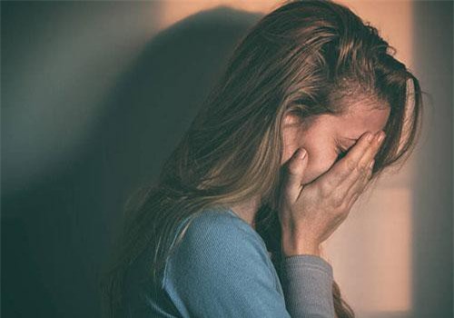 Mẹ ngoại tình rồi bỏ rơi tôi, đến khi tôi chuẩn bị kết hôn bà bất ngờ xuất hiện và giáng cho tôi một đòn đau không tưởng