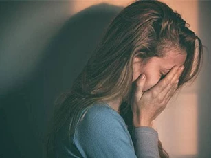 Mẹ ngoại tình rồi bỏ rơi tôi, đến khi tôi chuẩn bị kết hôn bà bất ngờ xuất hiện và giáng cho tôi một đòn đau không tưởng