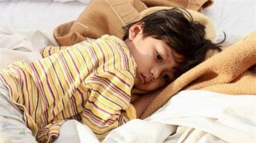 Cha mẹ bất ngờ khi biết lý do con thường xuyên gãi mông vào ban đêm