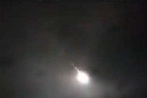 Vật thể lạ xé ngang bầu trời khiến dân tình hoảng hốt
