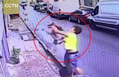 Chàng trai trẻ nhận “mưa” lời khen vì đón trúng bé gái rơi từ tầng 2