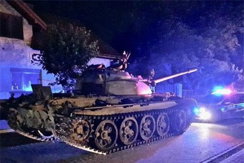 Bợm nhậu say rượu lái xe tăng “dạo chơi” làm náo loạn đường phố