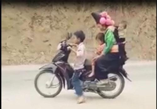 CLIP: Cậu nhóc chạy xe máy chở thêm 3 người khiến người xem 'đau đầu'