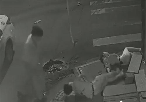 CLIP: Tài xế taxi gây tai nạn, đứng nhìn nạn nhân nguy kịch rồi bỏ đi gây phẫn nộ