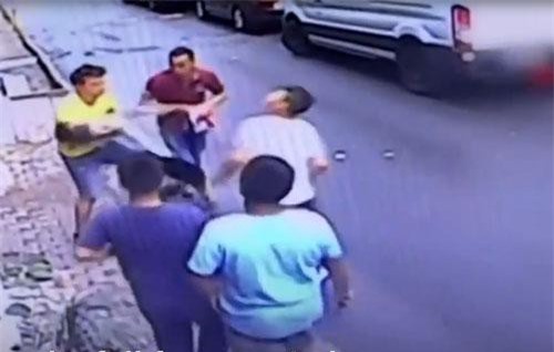 CLIP: Chàng trai trẻ "hứng" bé gái rơi từ tầng 2 xuống đất