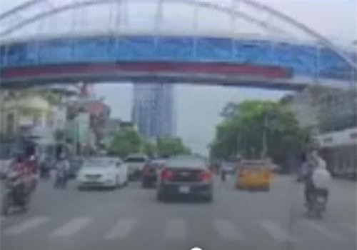 CLIP: Tài xế làm 'dịu mát' đường phố giữa ngày hè nóng bức bằng hành động đẹp