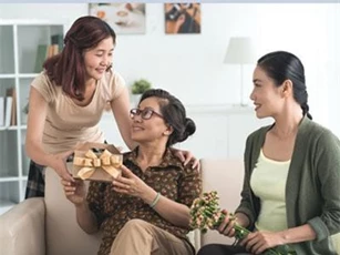 Khi mẹ chồng thích chăm cháu ngoại hơn cháu nội...