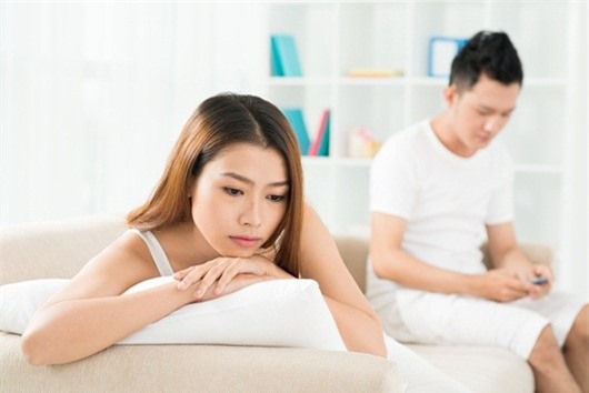 Chồng nằng nặc đòi ngủ riêng với con gái, vợ lắp camera theo dõi và phát hiện sự lạ