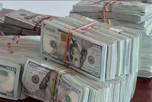 Tìm chủ nhân 470.000 USD trong hộp giấy ở biên giới Campuchia