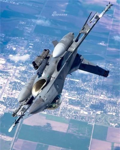 F-16 My khoe kha nang mang vu khi khi bay huan luyen-Hinh-2