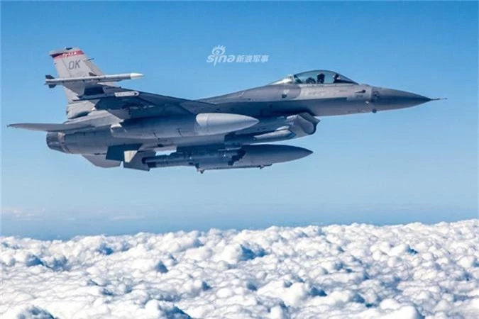 F-16 My khoe kha nang mang vu khi khi bay huan luyen-Hinh-3