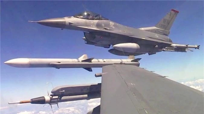 F-16 My khoe kha nang mang vu khi khi bay huan luyen-Hinh-7