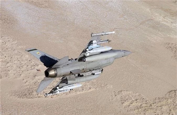F-16 My khoe kha nang mang vu khi khi bay huan luyen-Hinh-8