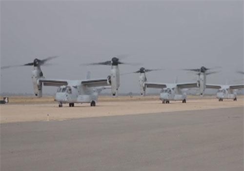 CLIP: Máy bay MV-22B Osprey Mỹ nối đuôi cất cánh kiểu 'Voi đi bộ'