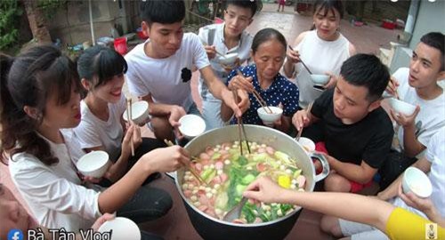 "Thánh ăn chực" đợi trước nhà bà Tân Vlog để ăn món siêu to khổng lồ là ai?