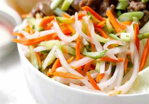 Nhà tôi lúc nào cũng có hũ rau củ muối chua trong tủ lạnh, ăn kèm món gì cũng ngon không sợ ngán