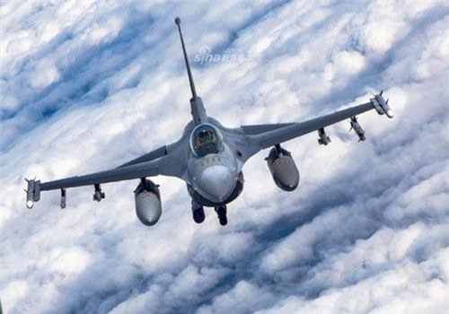 F-16 Mỹ khoe khả năng mang vũ khí khi bay huấn luyện