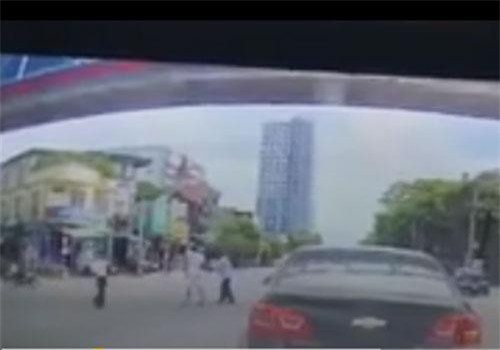 Hành động đẹp của tài xế làm “dịu mát” đường phố giữa ngày hè nóng bức