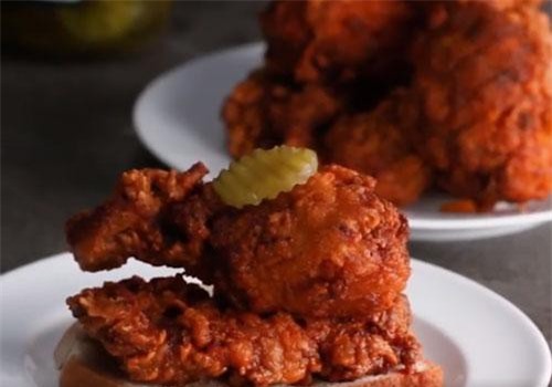 CLIP: Cách làm món gà chiên siêu cay, thách thức các 'tín đồ' của ớt