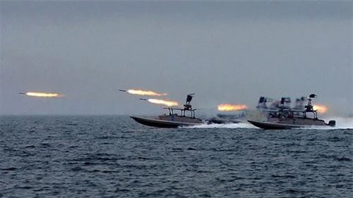Xuồng cao tốc đơn sơ của Hải quân Iran khó có cơ hội tiếp cận chiến hạm Mỹ