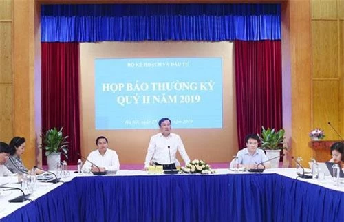 Thứ trưởng Bộ Kế hoạch và Đầu tư Vũ Đại Thắng chủ trì cuộc họp báo thường kỳ quý II năm 2019. Ảnh: Lê Tiên