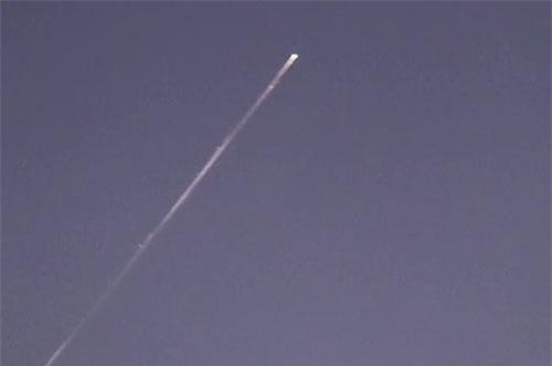 Bất ngờ: Vệt sáng bí ẩn giống UFO xuất hiện trên bầu trời