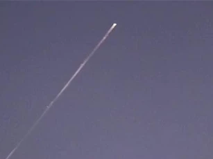 Bất ngờ: Vệt sáng bí ẩn giống UFO xuất hiện trên bầu trời