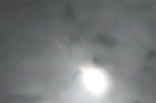 CLIP: Vật thể lạ nghi UFO xuất hiện trên bầu trời Trung Quốc