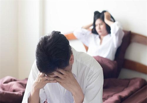 Bất chợt về nhà, tôi chứng kiến vợ mình đang ngồi vắt chân lên ghế, tay cầm chiếc roi và đang ra sức "dạy dỗ" con