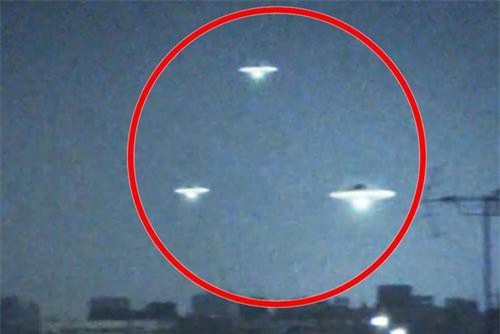 CLIP: Cận cảnh 3 UFO ‘sà’ xuống thành phố trong đêm trăng tròn