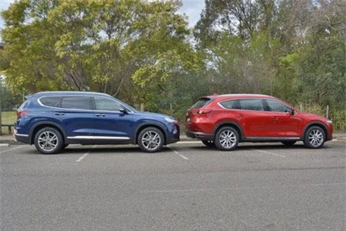 Hyundai Santa Fe 2019 (trái) và Mazda CX-8. Ảnh: AutoPro.
