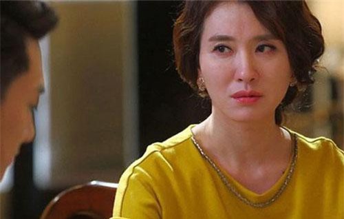 Biết bố chồng ngoại tình, mẹ chồng “giận cá chém thớt” đuổi con trai, con dâu ra khỏi nhà vì lý do nực cười này