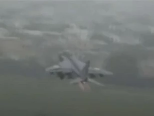 CLIP: Khoảnh khắc máy bay chiến đấu Ấn Độ thả bom sau khi chim lao vào động cơ