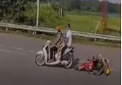 CLIP: Tạt đầu người khác trước mũi ôtô rồi thản nhiên đi tiếp