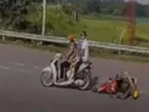 CLIP: Tạt đầu người khác trước mũi ôtô rồi thản nhiên đi tiếp