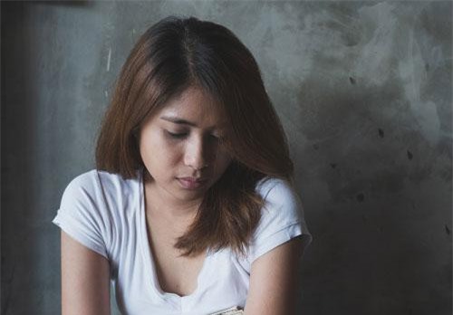 Mẹ chồng nhất quyết không cho xin lại số vàng cưới bà đã giữ, tôi bực bội khó hiểu cho tới khi nhìn thấy bà thậm thụt với cô hàng xóm