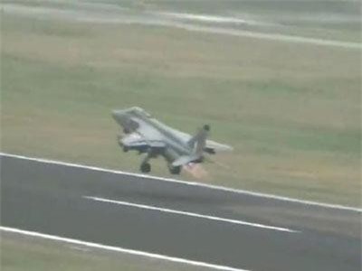 Máy bay chiến đấu Ấn Độ thả bom khẩn cấp sau khi đâm phải chim