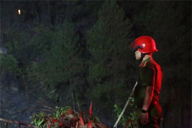 Hàng trăm người căng mình chữa cháy ở khu rừng cuồn cuộn lửa trong đêm - 10