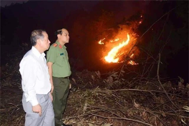 Hàng trăm người căng mình chữa cháy ở khu rừng cuồn cuộn lửa trong đêm - 3