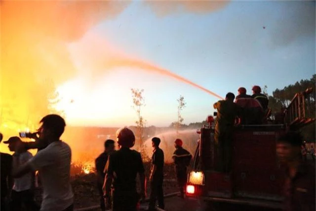 Hàng trăm người căng mình chữa cháy ở khu rừng cuồn cuộn lửa trong đêm - 5